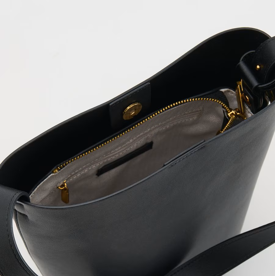 Beuteltasche aus Leder schwarz: Zeitlose Modelle für jeden Tag
