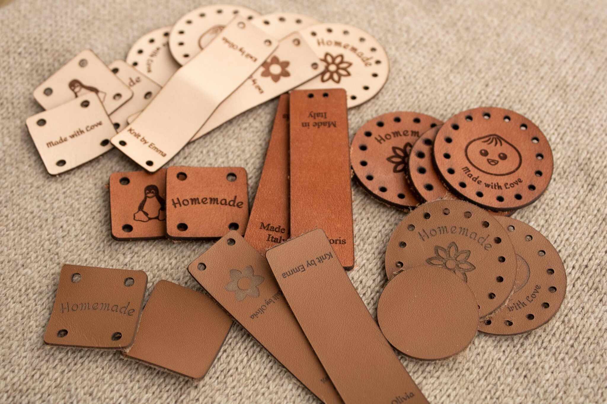 Leder beschriften: So klappt Gravur, Prägung & DIY sauber - Leder-Kaufen.com