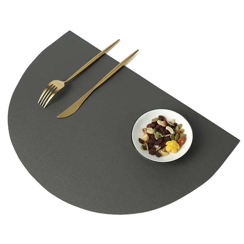 PU-Leder Tischset Halbkreis – Wasserdichte, ölbeständige & hitzeisolierende Platzmatte im europäischen Stil (42 × 28 cm)