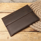 CONTACTS FAMILY Echtleder Laptop Hülle für MacBook Air & Pro 13–14 Zoll – Vintage Leder Sleeve mit Magnetverschluss & Gravur