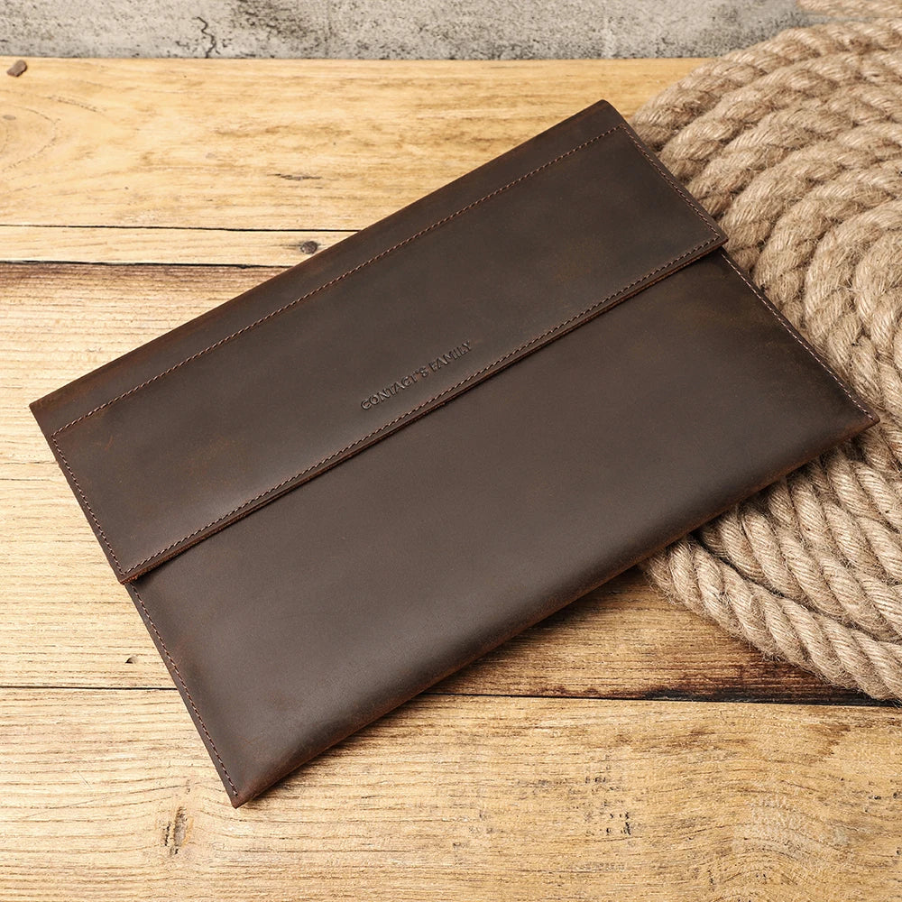 CONTACTS FAMILY Echtleder Laptop Hülle für MacBook Air & Pro 13–14 Zoll – Vintage Leder Sleeve mit Magnetverschluss & Gravur