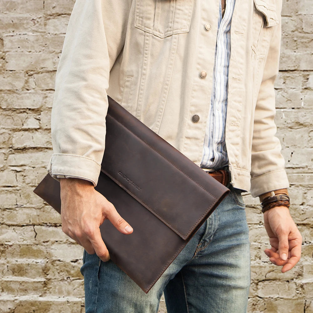 CONTACTS FAMILY Echtleder Laptop Hülle für MacBook Air & Pro 13–14 Zoll – Vintage Leder Sleeve mit Magnetverschluss & Gravur