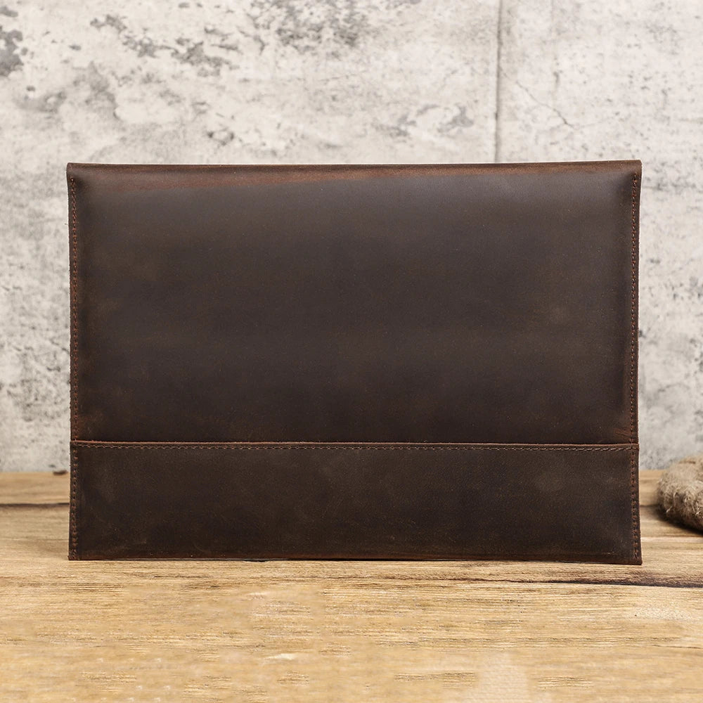 CONTACTS FAMILY Echtleder Laptop Hülle für MacBook Air & Pro 13–14 Zoll – Vintage Leder Sleeve mit Magnetverschluss & Gravur