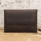 CONTACTS FAMILY Echtleder Laptop Hülle für MacBook Air & Pro 13–14 Zoll – Vintage Leder Sleeve mit Magnetverschluss & Gravur