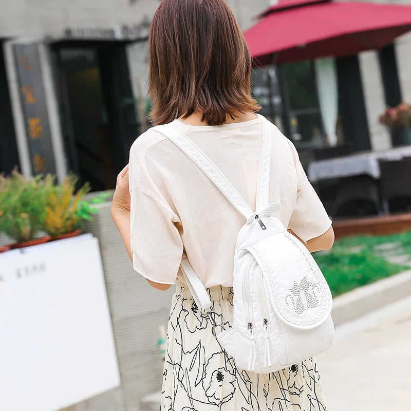 KMFFLY Damen Rucksack Weiß – Weicher Washed PU Leder Rucksack mit Blumenstickerei, klein & vielseitig