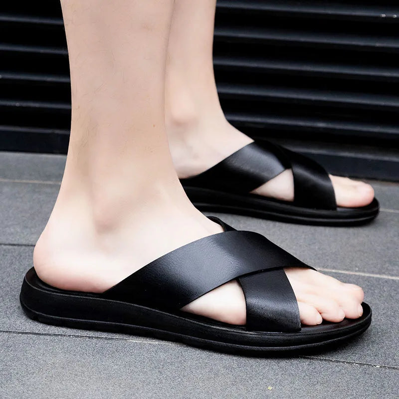 FUQIAO Herren Sommer Sandalen – Klassische Roman Slides, Offene Zehen, PU-Leder Slipper mit Rutschfester Gummisohle für Strand & Outdoor