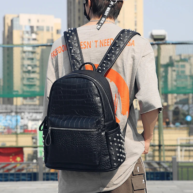NIGEDU Herren Lederlook Rucksack – Großer Laptoprucksack mit Krokoprägung & Nieten, 15,6 Zoll, Fashion & Travel