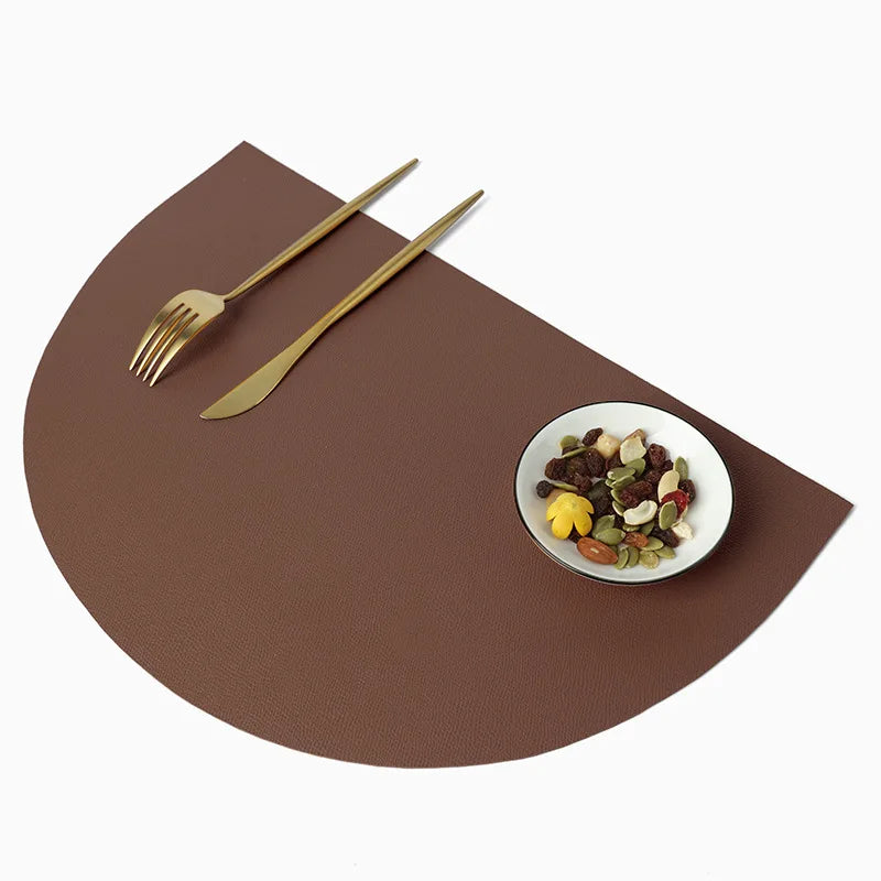PU-Leder Tischset Halbkreis – Wasserdichte, ölbeständige & hitzeisolierende Platzmatte im europäischen Stil (42 × 28 cm)