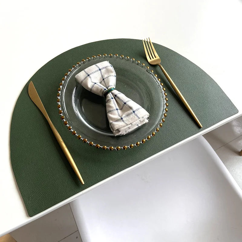 PU-Leder Tischset Halbkreis – Wasserdichte, ölbeständige & hitzeisolierende Platzmatte im europäischen Stil (42 × 28 cm)