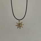 Vintage Lederkette mit Sonnen- & Blumenanhänger – Halskette mit Lederband & Emaille-Optik für Damen