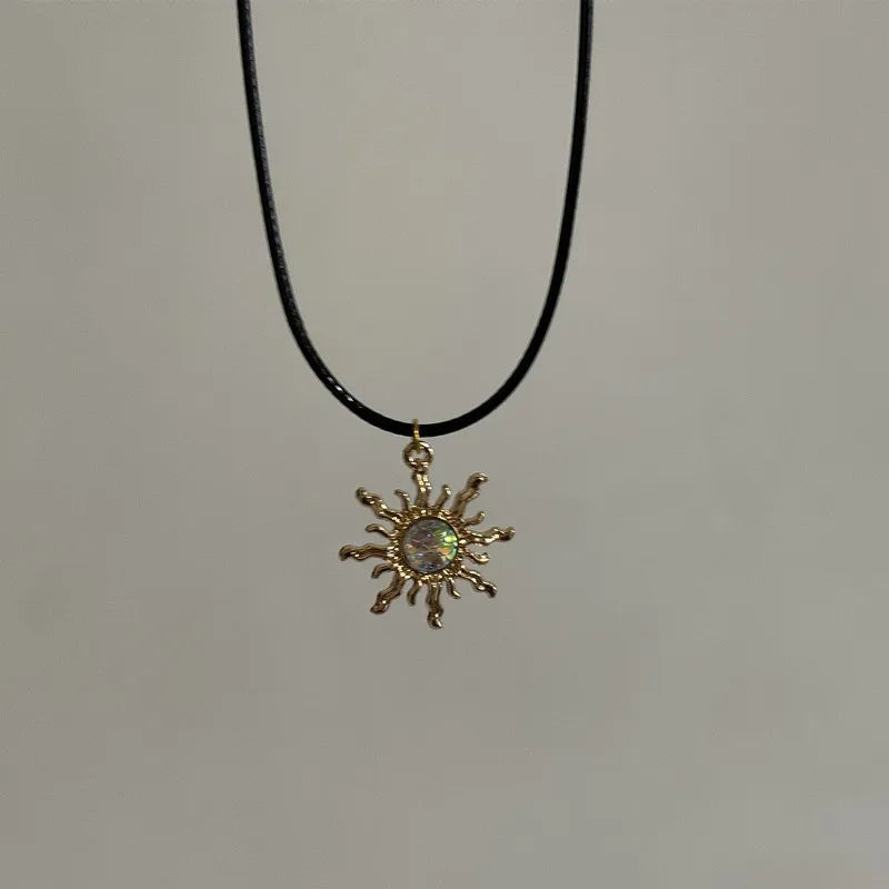 Vintage Lederkette mit Sonnen- & Blumenanhänger – Halskette mit Lederband & Emaille-Optik für Damen