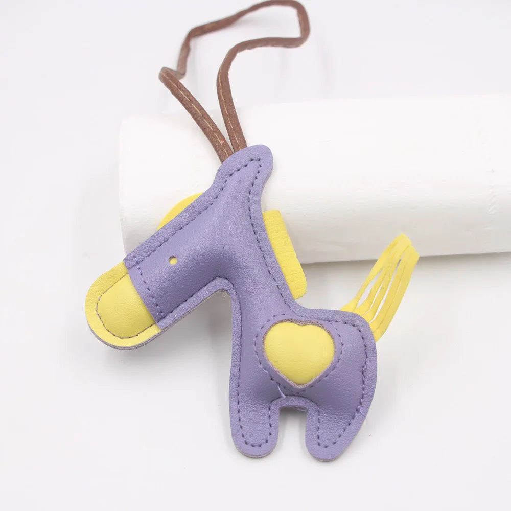 Niedlicher Esel Schlüsselanhänger aus Leder mit Kordel – Verspielter Tier-Keychain als Taschen- &amp; Autoanhänger Geschenkidee Modell K7136 