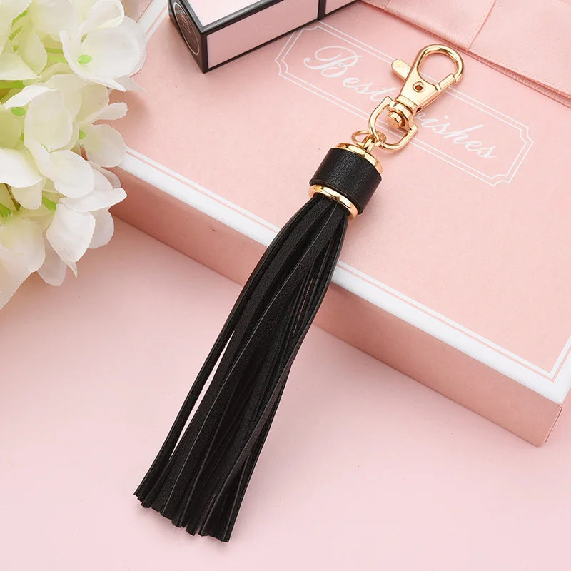 Trendiger Leder Quasten Schlüsselanhänger – Eleganter Tassel Keychain mit Karabinerhaken aus Metall für Taschen & Accessoires