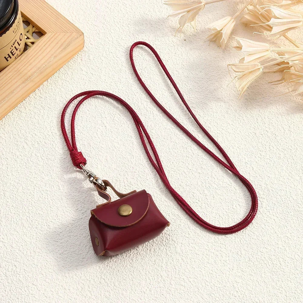 Retro Mini Leder-Taschen Halskette – Lange Kette mit kleinem Lederanhänger für Damen, modisches Sweater Necklace & Geschenkidee