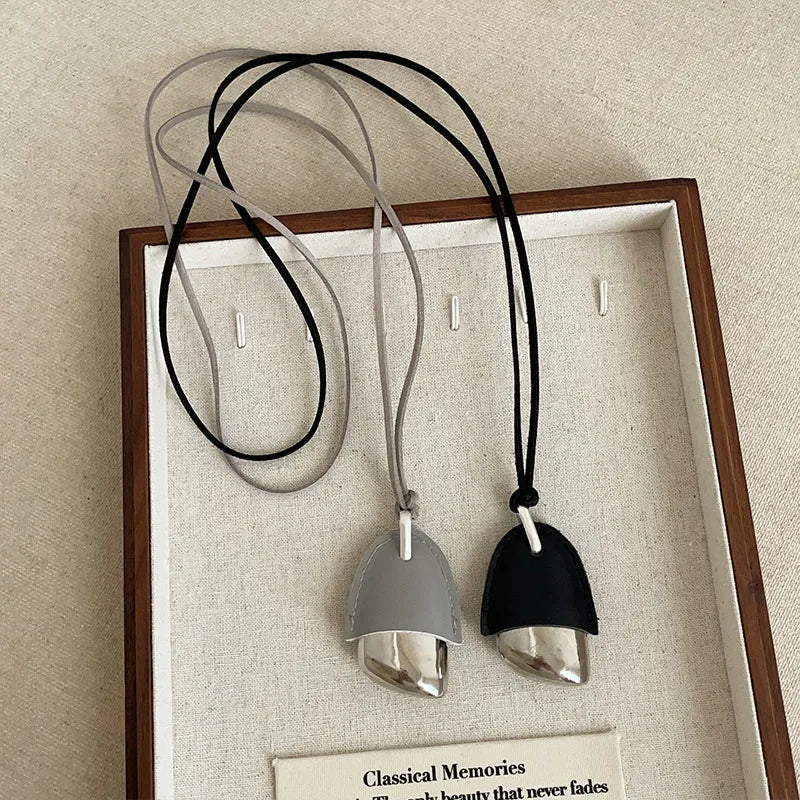 Lange Lederkette mit Zapfen-Anhänger – Schwarze &amp; Hellblaue PU-Lederkette im naturinspirierten Design für Damen