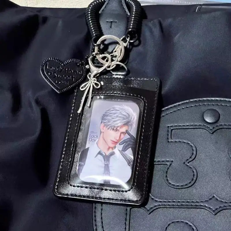 Schwarzer Kartenhalter aus PU-Leder mit silbernem Katzen- &amp; Schleifenanhänger – ID- &amp; Campus-Kartenhalter als Schlüsselanhänger 