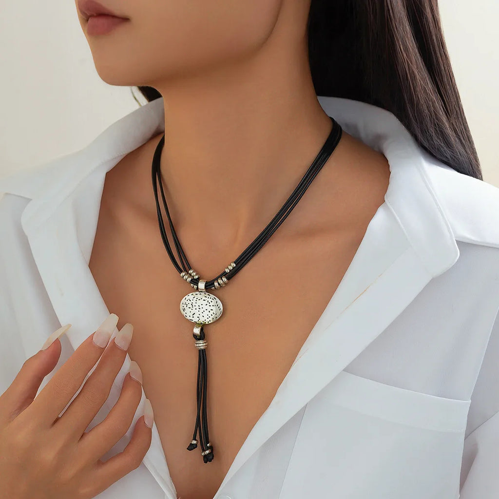 Vintage Leder-Wachs Halskette mit rundem Silberanhänger & Quaste – Ethnischer Boho Schmuck für Damen im Retro-Stil