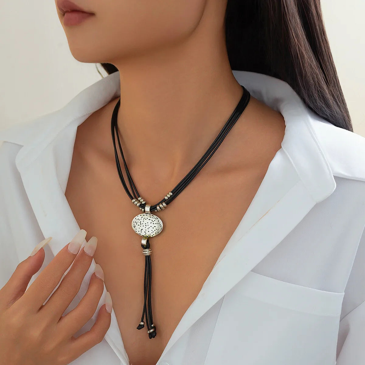 Vintage Leder-Wachs Halskette mit rundem Silberanhänger & Quaste – Ethnischer Boho Schmuck für Damen im Retro-Stil