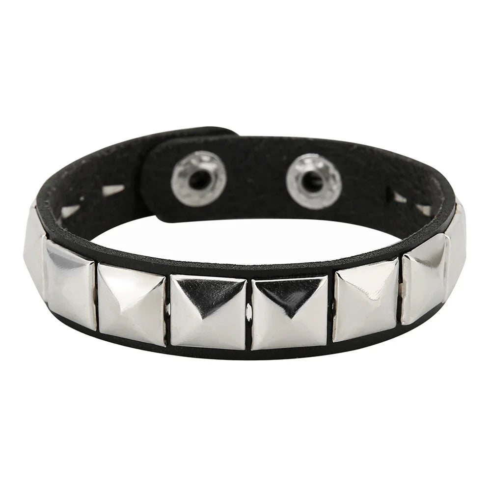 Punk Rock Lederarmband mit Nieten – Einreihiges PU Leder Cuff Armband mit quadratischen Spikes, Unisex Wristband für Damen & Herren
