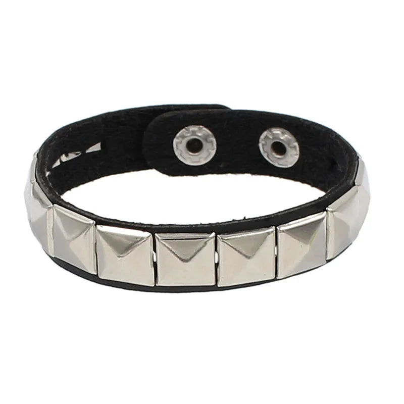 90s Punk Lederarmband mit Nieten – Dreireihiges PU Armband mit eckigen Spikes, Gothic Statement Bracelet für Damen 2024
