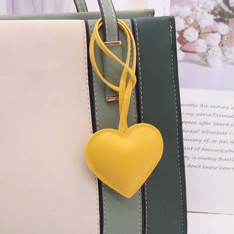 Herz Schlüsselanhänger aus Leder in Rosa & Rot – Süßer Love Keychain als Taschenanhänger & Geschenkidee für Frauen und Mädchen