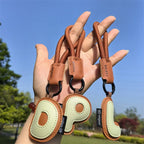 A–Z Leder Initialen Schlüsselanhänger – Geflochtenes Armband-Keyring mit Buchstaben Anhänger für Auto, Tasche & Accessoires