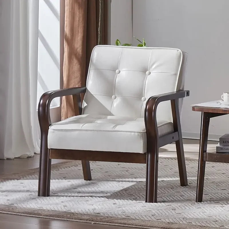 Nordischer Retro Holzstuhl mit Armlehnen – Minimalistischer Wohnzimmerstuhl aus Massivholz mit Lederbezug, Moderner Lounge- & Sesselstuhl