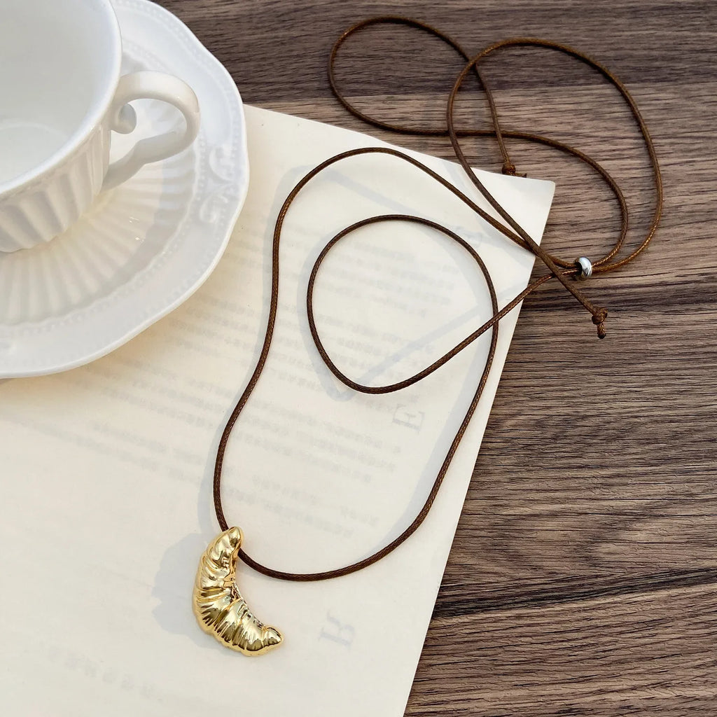 Lange Halskette mit Horn-Anhänger – Elegante Lederkordel Sweater Chain im Boho-Stil für Damen