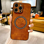 Retro Leder iPhone Hülle mit Ahornblatt-Design | Vollschutz für iPhone 11–17 Pro Max, Magsafe-kompatibel, Anti-Fingerabdruck & Kratzfest