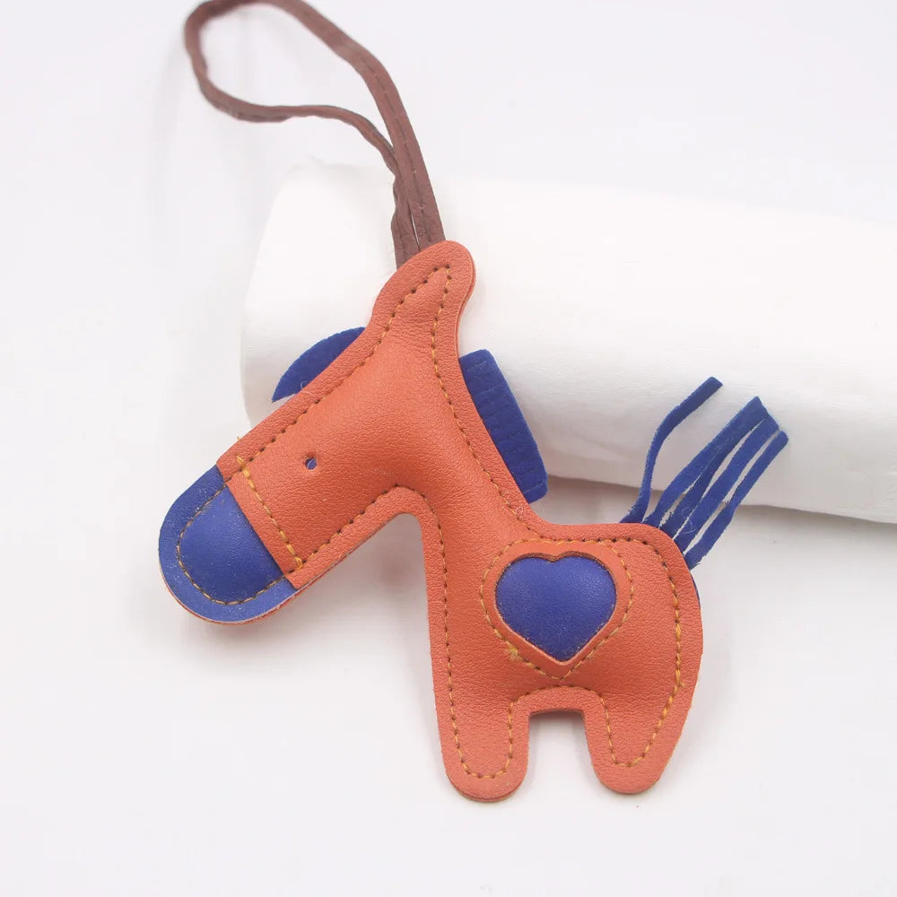 Niedlicher Esel Schlüsselanhänger aus Leder mit Kordel – Verspielter Tier-Keychain als Taschen- &amp; Autoanhänger Geschenkidee Modell K7136 