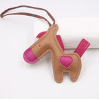 Niedlicher Esel Schlüsselanhänger aus Leder mit Kordel – Verspielter Tier-Keychain als Taschen- &amp; Autoanhänger Geschenkidee Modell K7136 