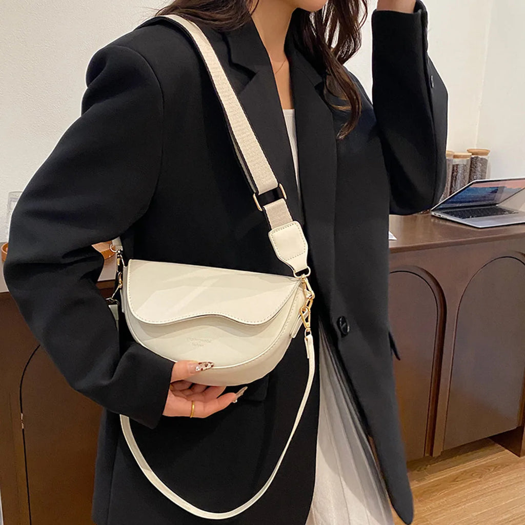 Damen Crossbody Tasche – Minimalistische Satteltasche aus Spaltleder, Trendige Schultertasche für Alltag & Freizeit