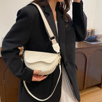 Damen Crossbody Tasche – Minimalistische Satteltasche aus Spaltleder, Trendige Schultertasche für Alltag & Freizeit