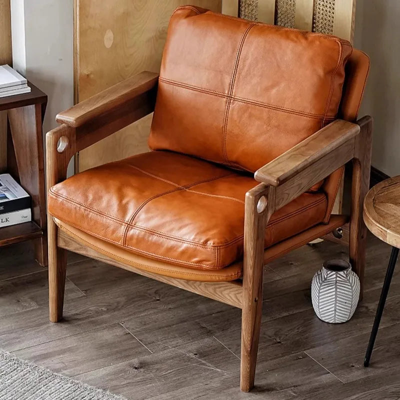 Luxuriöser Leder-Armchair im nordischen Design – Komfortabler Designer-Sessel aus Massivholz mit weicher Rückenlehne für Wohnzimmer