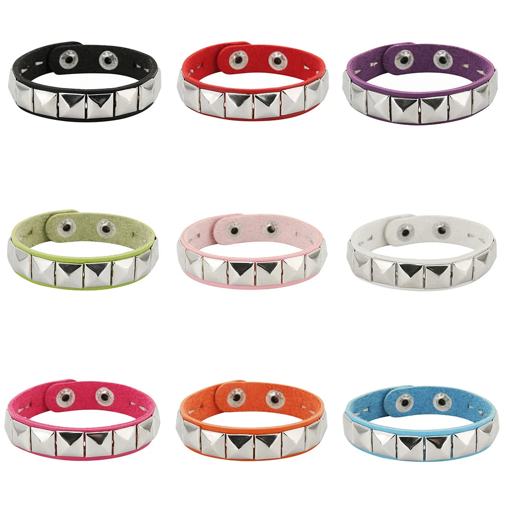 Punk Rock Lederarmband mit Nieten – Einreihiges PU Leder Cuff Armband mit quadratischen Spikes, Unisex Wristband für Damen & Herren