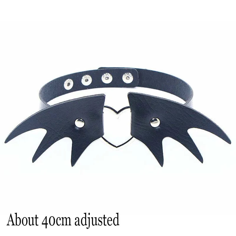 Punk Gothic Choker aus schwarzem PU-Leder – Fledermaus Halsband mit Herzschloss, Schlüssel & Spikes für Damen