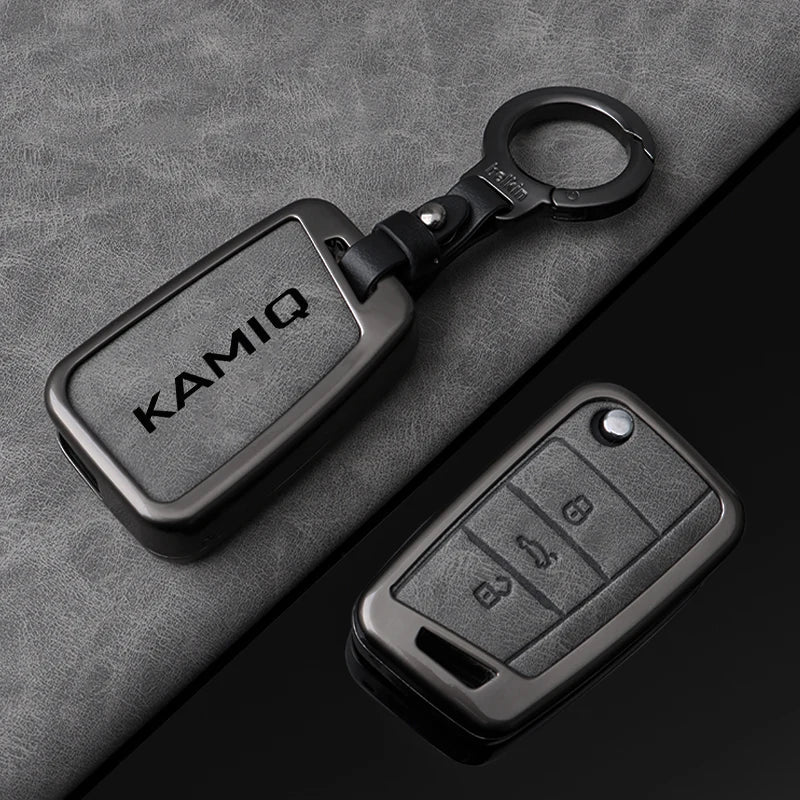 Premium Autoschlüssel Hülle aus Metall & Leder für Skoda Kamiq – Faltbares Keyless Key Case Cover mit Schlüsselanhänger