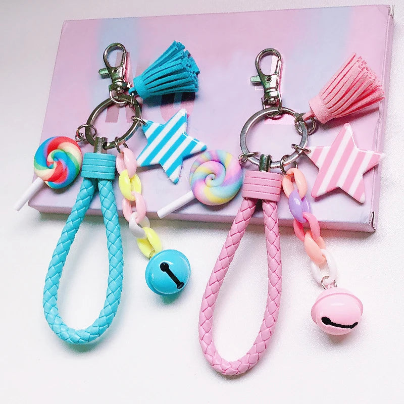 Süßer Regenbogen-Schlüsselanhänger aus Leder – Geflochtener Quasten-Keychain mit Herz, Stern & Glöckchen, verspieltes Taschen-Accessoire für Frauen & Mädchen