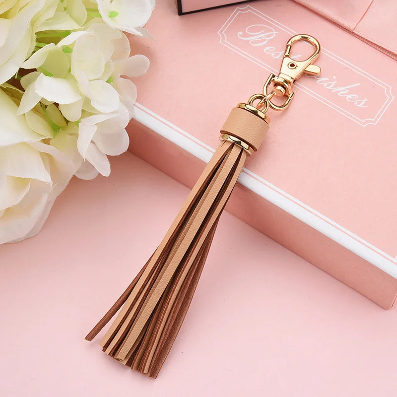 Trendiger Leder Quasten Schlüsselanhänger – Eleganter Tassel Keychain mit Karabinerhaken aus Metall für Taschen & Accessoires