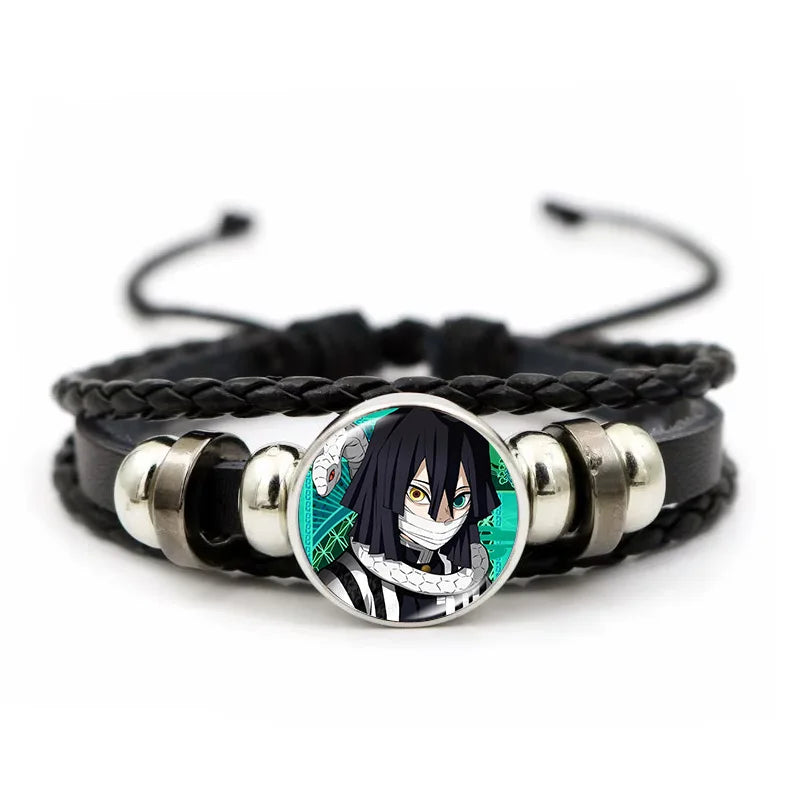 Demon Slayer™ Lederarmband mit Figuren-Charm – Tanjiro, Nezuko, Inosuke & Zenitsu | Verstellbares Fan-Armband mit Glasanhänger