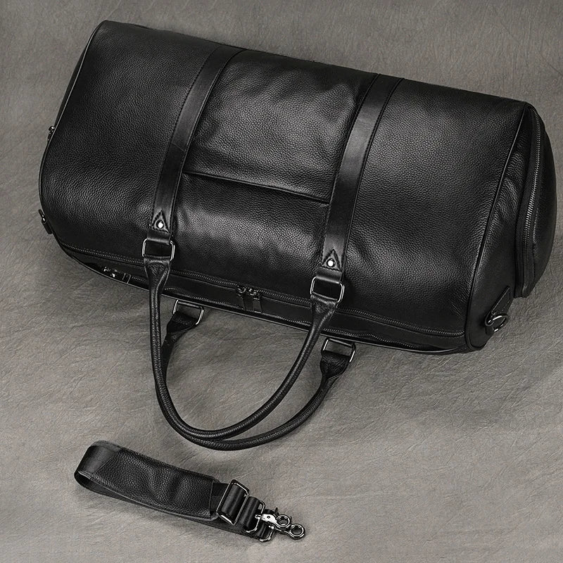 Newsbirds Premium Leder Reisetasche 50 cm - Weiche Cowhide Duffle Bag aus echtem Leder, schwarze Weekend- &amp; Handgepäcktasche für Damen und Herren 