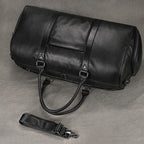 Newsbirds Premium Leder Reisetasche 50 cm - Weiche Cowhide Duffle Bag aus echtem Leder, schwarze Weekend- &amp; Handgepäcktasche für Damen und Herren 