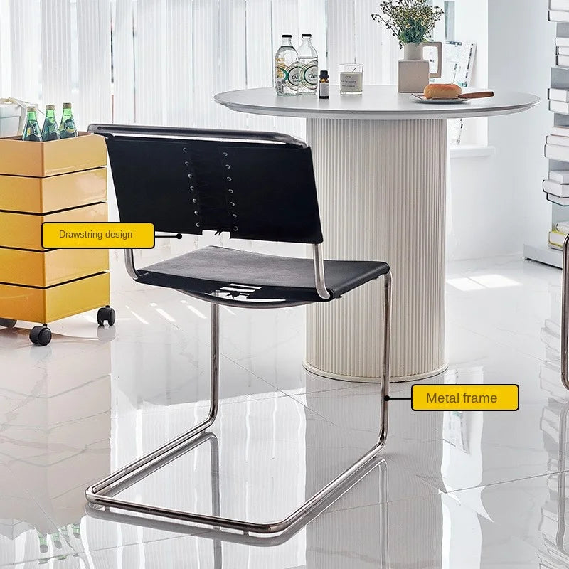 Nordischer Designer-Lederstuhl aus Sattelleder – Moderner Lounge- & Wohnzimmerstuhl mit Edelstahlgestell für Wohnraum, Hotel & Bar