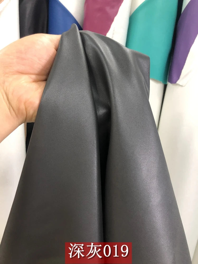 Dünnes weiches Kunstleder Meterware – Elastischer PU-Lederstoff mit Schafprägung für Kleidung, Taschen & DIY Nähprojekte
