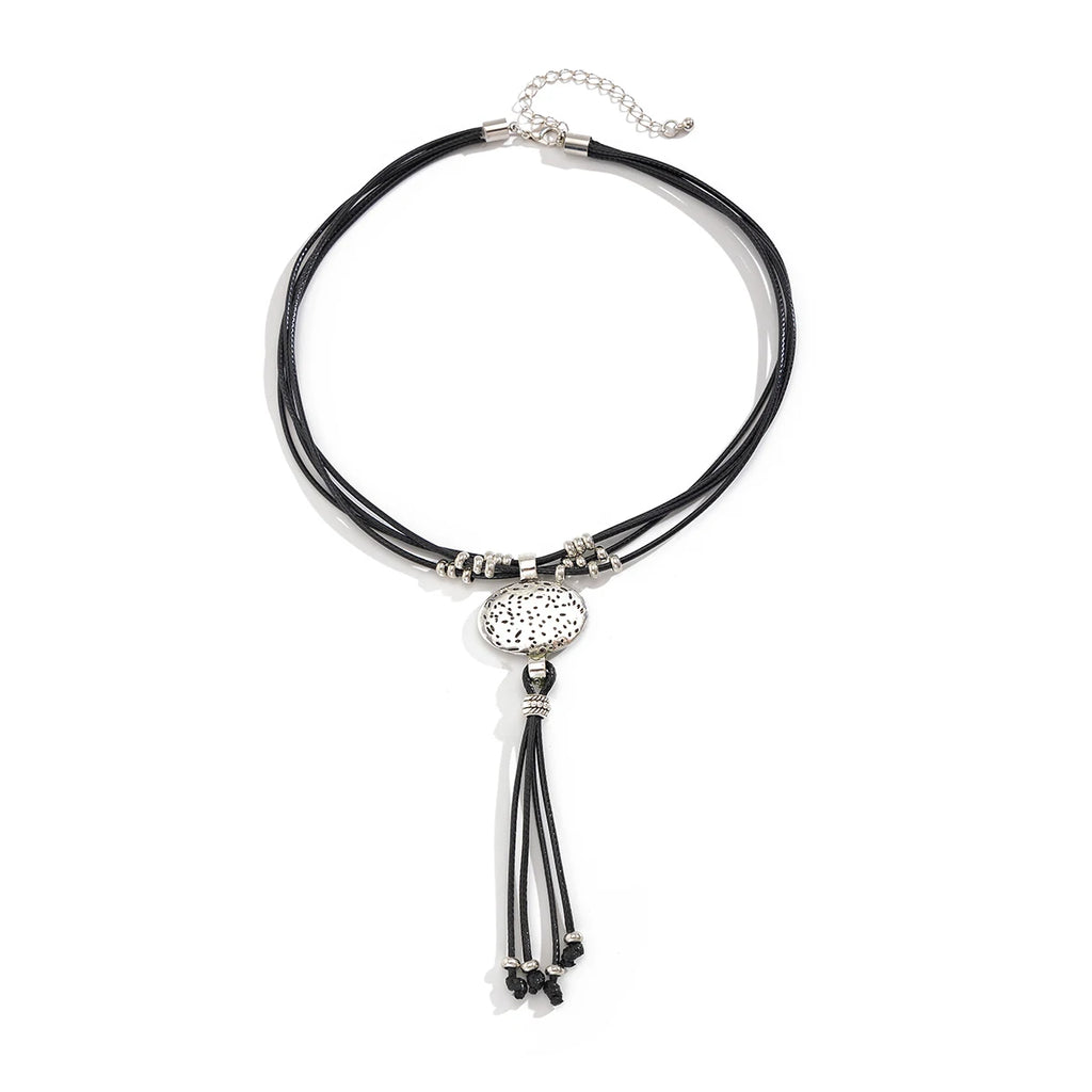 Vintage Leder-Wachs Halskette mit rundem Silberanhänger & Quaste – Ethnischer Boho Schmuck für Damen im Retro-Stil