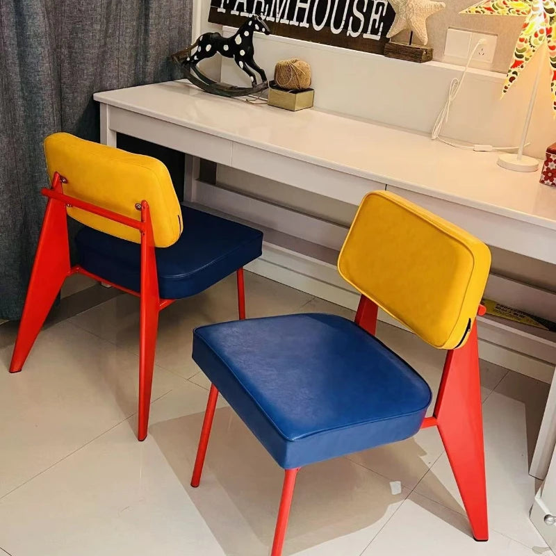 Memphis Style Designer-Lederstuhl mit Armlehnen – Moderner italienischer Retro Esszimmer- & Wohnzimmerstuhl mit Rückenlehne und Metallgestell