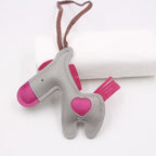 Niedlicher Esel Schlüsselanhänger aus Leder mit Kordel – Verspielter Tier-Keychain als Taschen- &amp; Autoanhänger Geschenkidee Modell K7136 