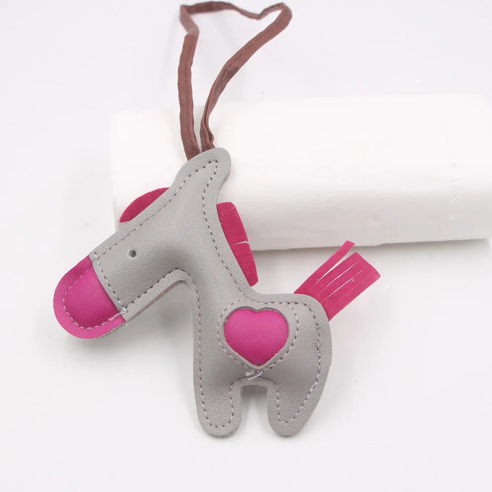 Niedlicher Esel Schlüsselanhänger aus Leder mit Kordel – Verspielter Tier-Keychain als Taschen- &amp; Autoanhänger Geschenkidee Modell K7136 