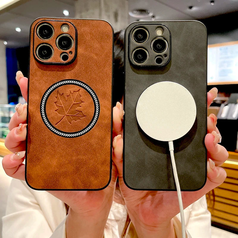 Retro Leder iPhone Hülle mit Ahornblatt-Design | Vollschutz für iPhone 11–17 Pro Max, Magsafe-kompatibel, Anti-Fingerabdruck & Kratzfest