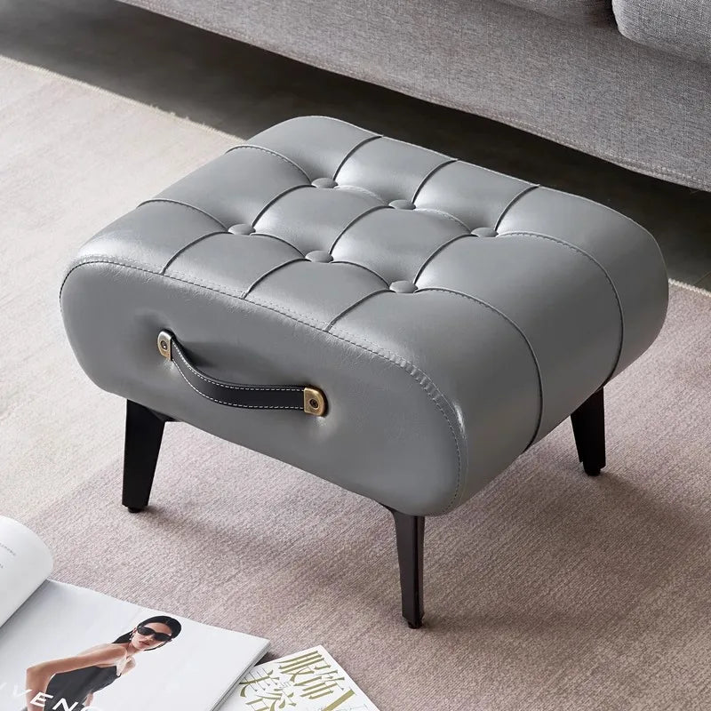 Italienischer Light-Luxury Lederhocker in Oil-Wax-Optik – Tragbarer Schuhwechsel- &amp; Fußhocker mit Griff für Wohnzimmer, Flur &amp; Sofa